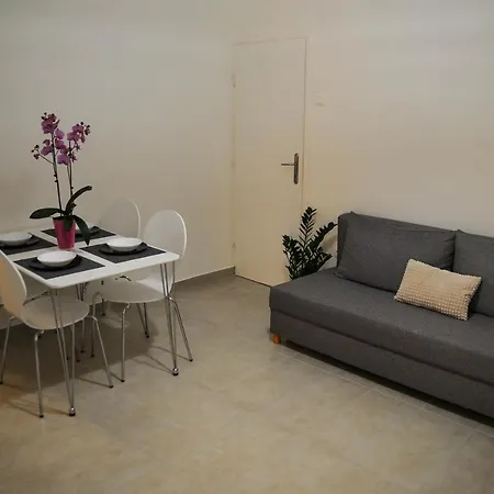 Gulliver In The Center, 10 Meters From The Sea With Private Parking In Natural Shade Rabac