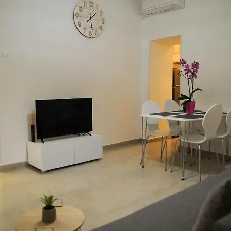 Gulliver In The Center, 10 Meters From The Sea With Private Parking In Natural Shade * Rabac