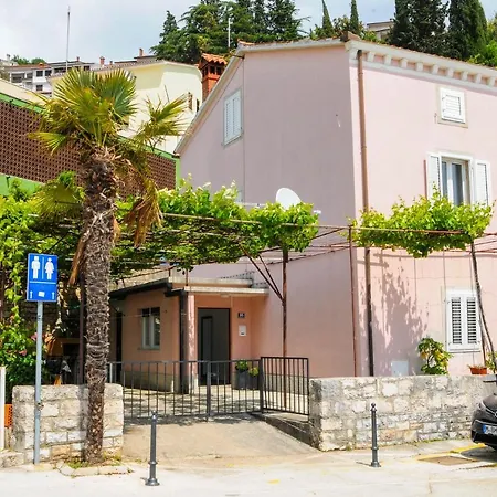 Gulliver In The Center, 10 Meters From The Sea With Private Parking In Natural Shade * Rabac