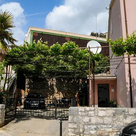 Gulliver In The Center, 10 Meters From The Sea With Private Parking In Natural Shade * Rabac